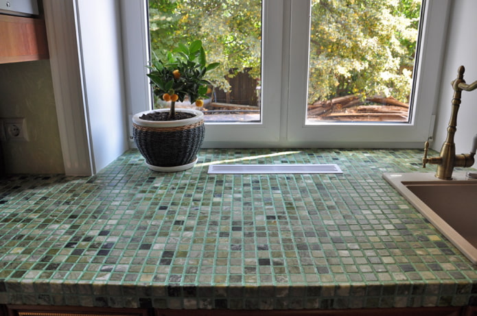 mosaico en el alféizar de la ventana en el interior de la cocina