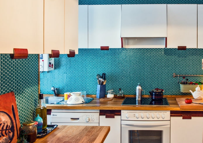 Azulejos de mosaico turquesa en la cocina.