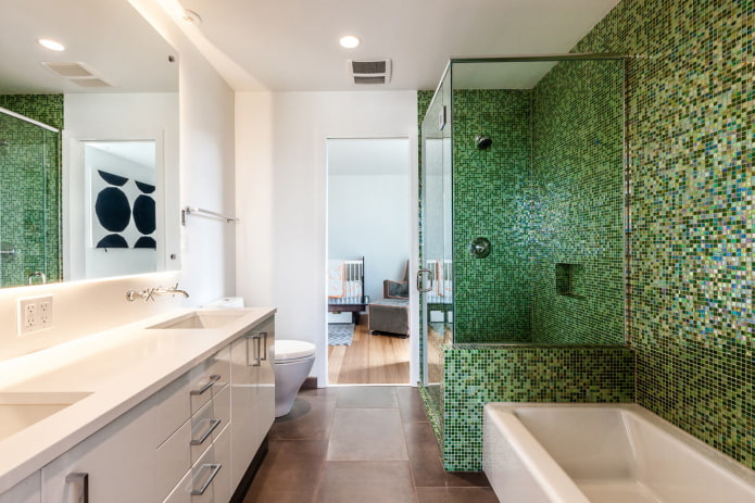 Azulejos de mosaico verde en el baño.