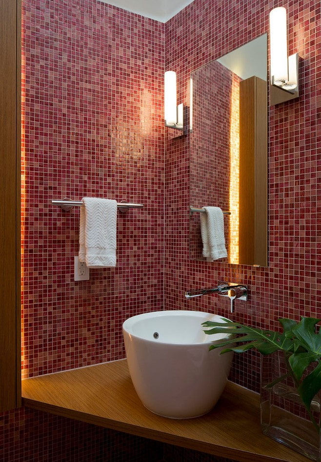 Azulejos de mosaico rojo en el baño.