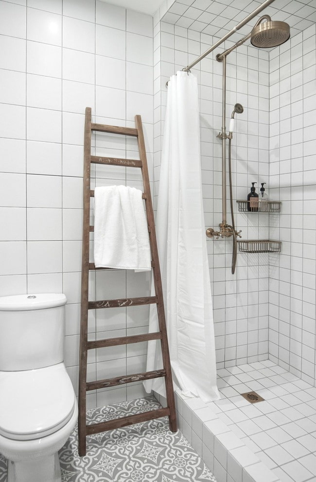 Cuarto de baño de baldosas blancas en el interior.