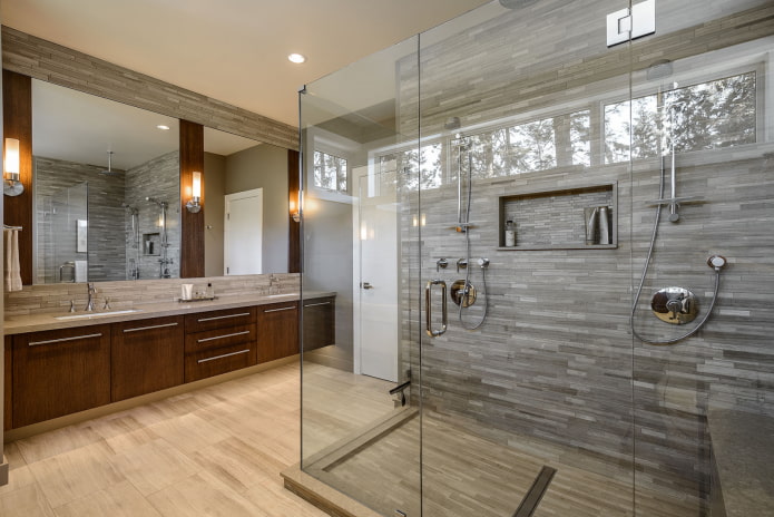 Azulejos efecto madera en el cuarto de ducha en el interior.