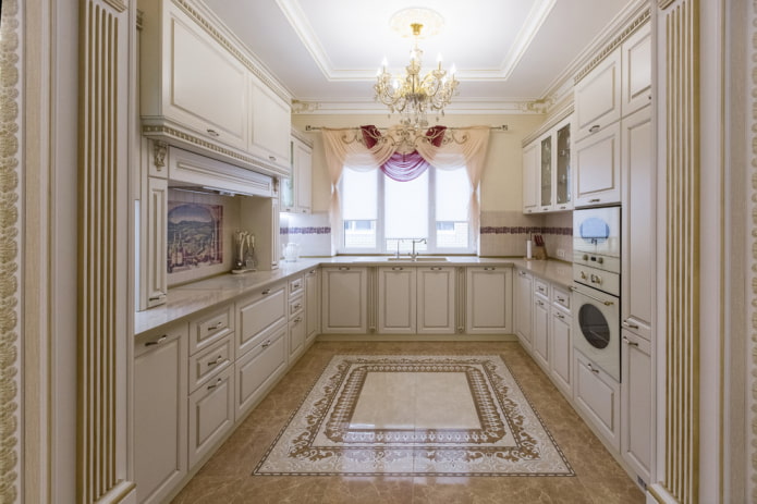 baldosas con paneles en el interior de la cocina