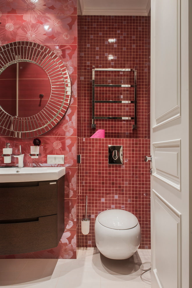 azulejo rojo en el baño