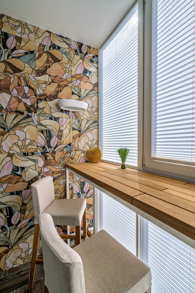 Azulejos en la pared en el interior del balcón.