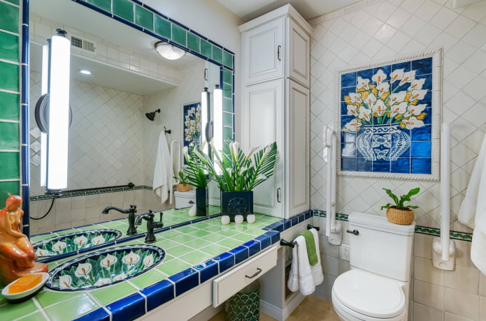 tablero de la mesa de azulejos en estilo mediterráneo