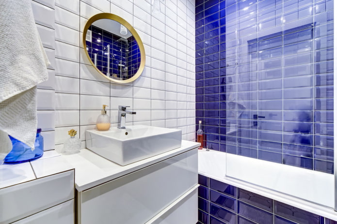 diseño estándar del baño con azulejos