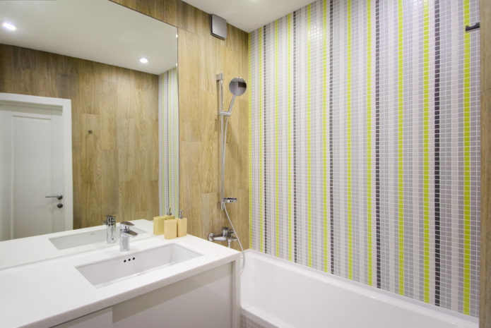 baño con azulejos lineales