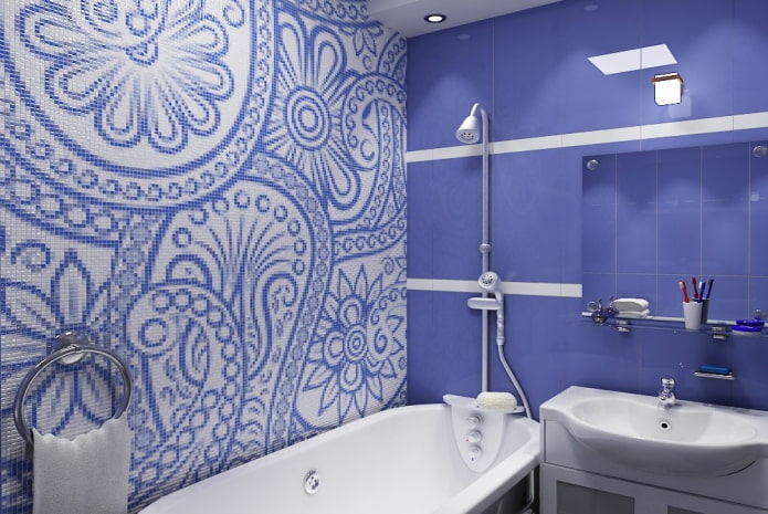 Diseño de azulejos con adornos en el interior del baño.