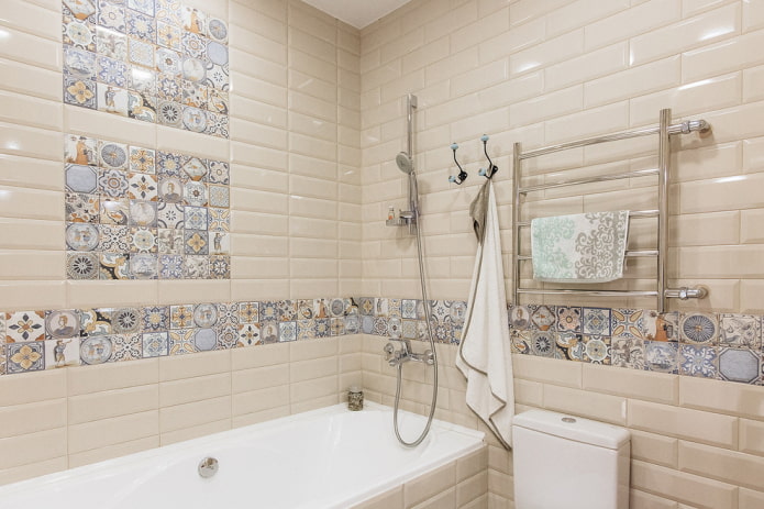 Diseño de azulejos en el interior del baño.