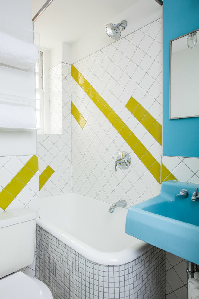 Blanco con azulejos diagonales acentos amarillos