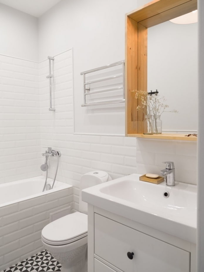 azulejos blancos en un baño pequeño