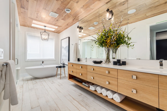 Azulejos de techo de madera en el interior del baño.