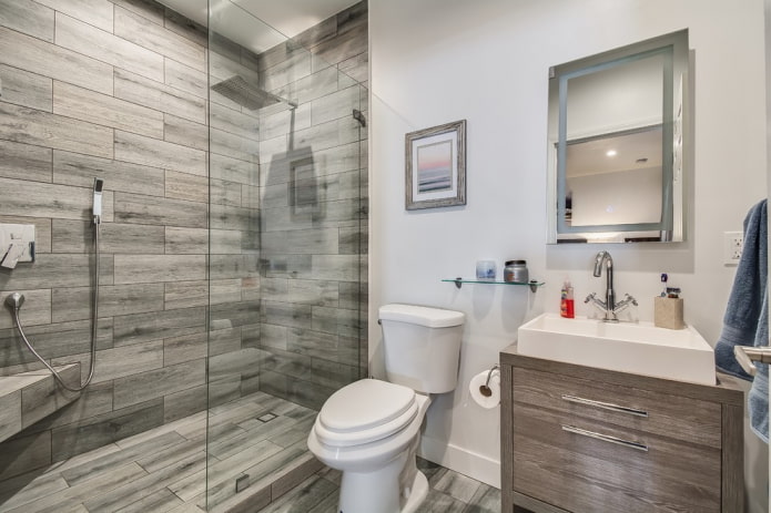 cuarto de ducha con azulejos efecto madera en el interior del baño