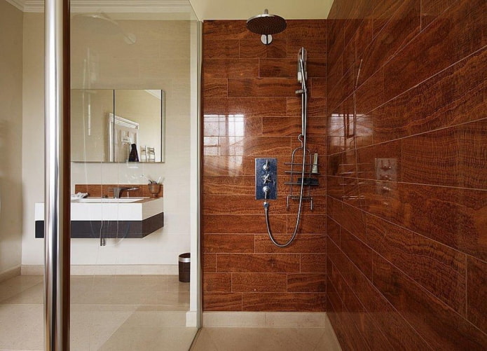 cuarto de ducha con azulejos efecto madera en el interior del baño