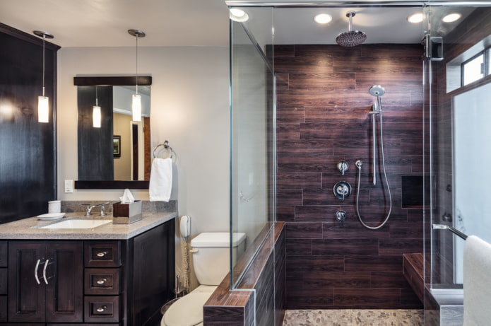 Azulejos efecto madera en el interior del baño.