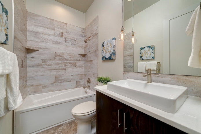 Diseño de azulejos con efecto de madera en el interior del baño.