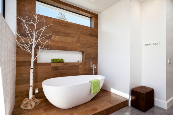 Azulejos efecto madera en el baño en un estilo moderno.