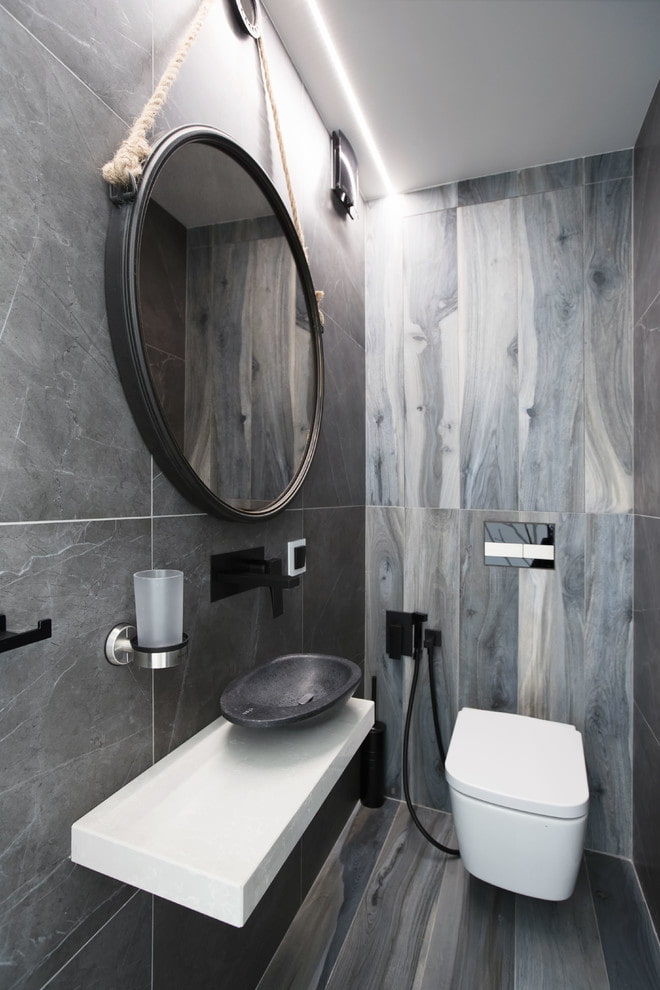 Azulejos efecto madera en el interior del baño.