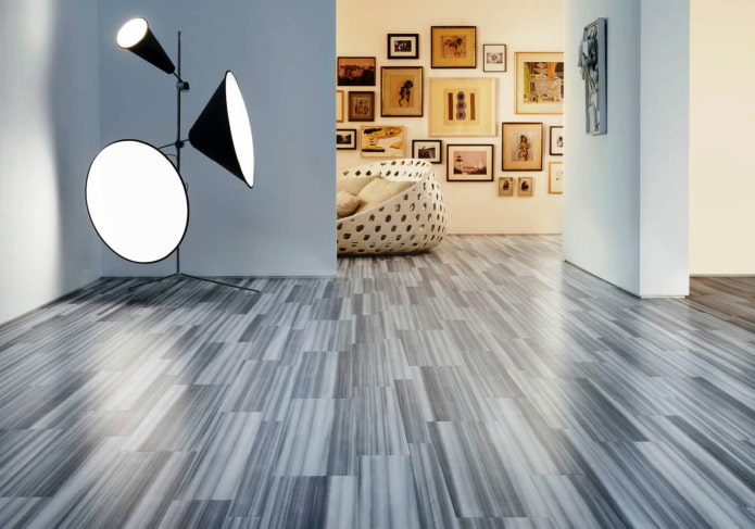 Linóleo gris azulado con imitación de laminado en el interior.