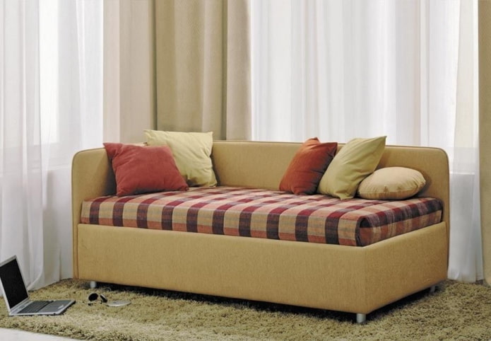 beige ottoman sa loob