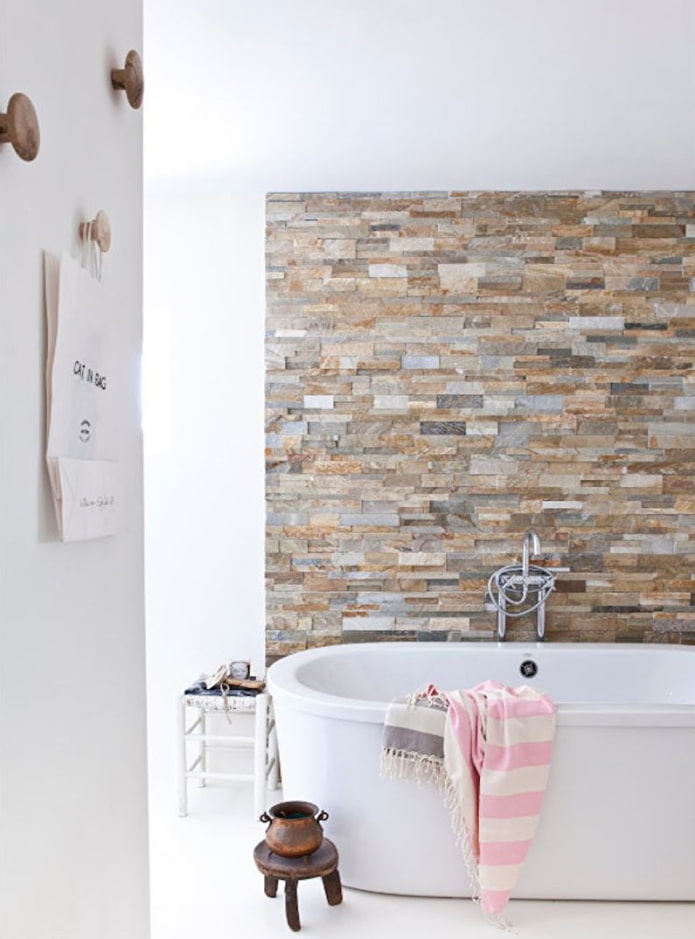 acabado de piedra decorativa en el baño