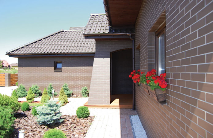 Fachada de la casa con baldosas de clinker.