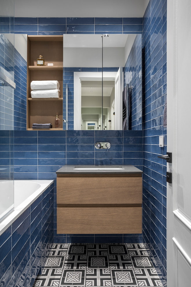 azulejos de vidrio azul en el baño