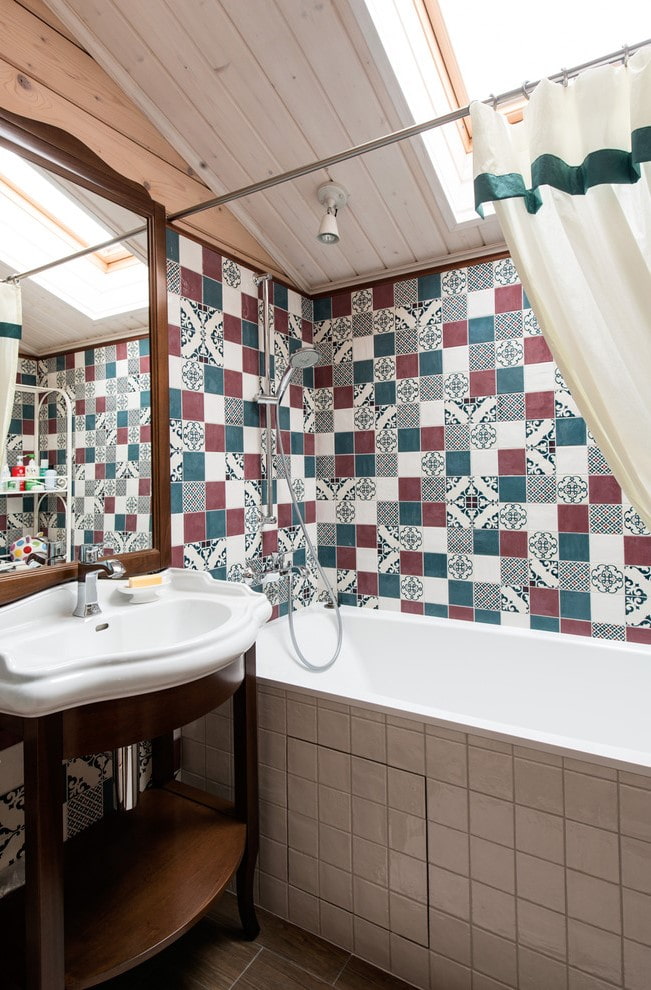 embellecedor de azulejos con cuadrados en el interior del baño.