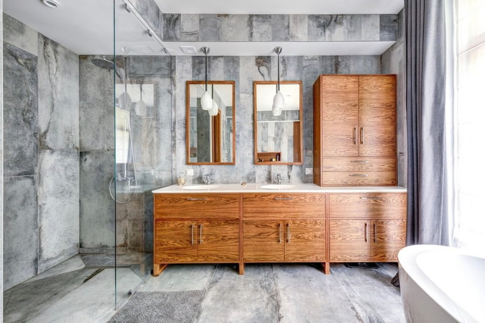 Azulejos efecto piedra en el interior del baño.