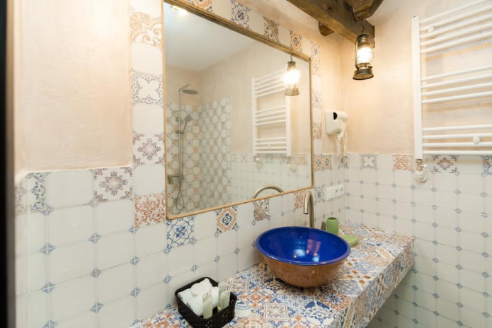 Azulejos estampados en el interior del baño.