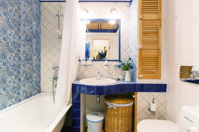 Azulejos en el interior del baño al estilo provenzal.