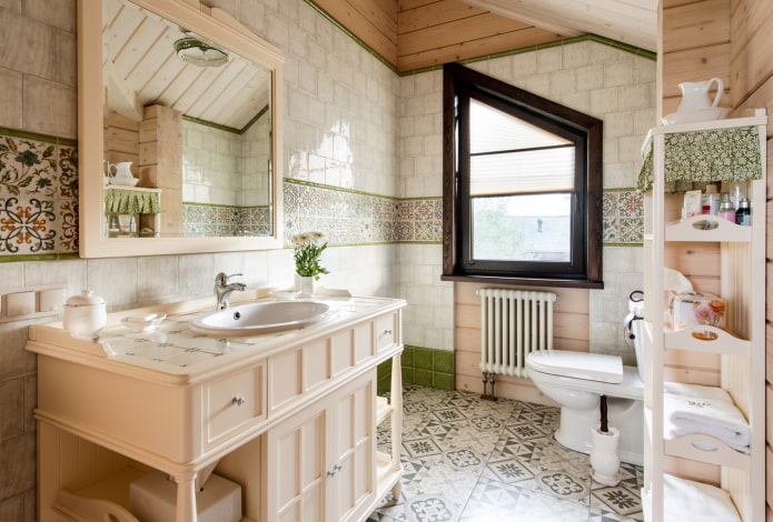 Azulejos en el interior del baño al estilo provenzal.