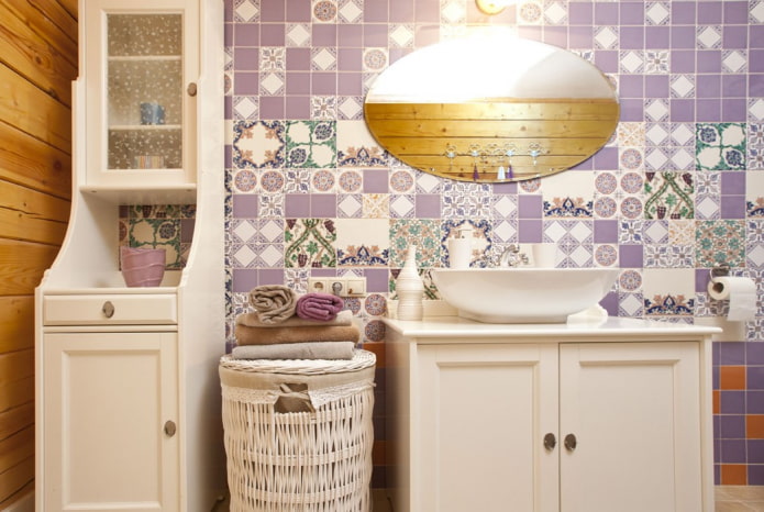 Azulejos en el interior del baño al estilo provenzal.