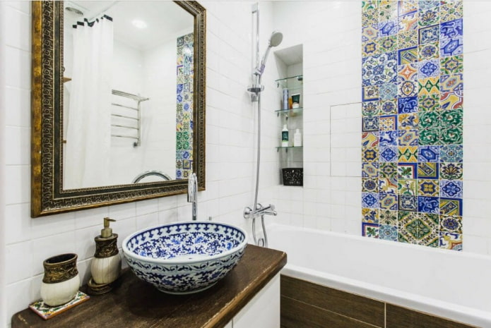 Azulejos en el interior del baño en estilo oriental.