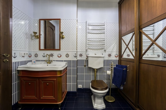 Azulejos en el interior del baño en estilo marino.