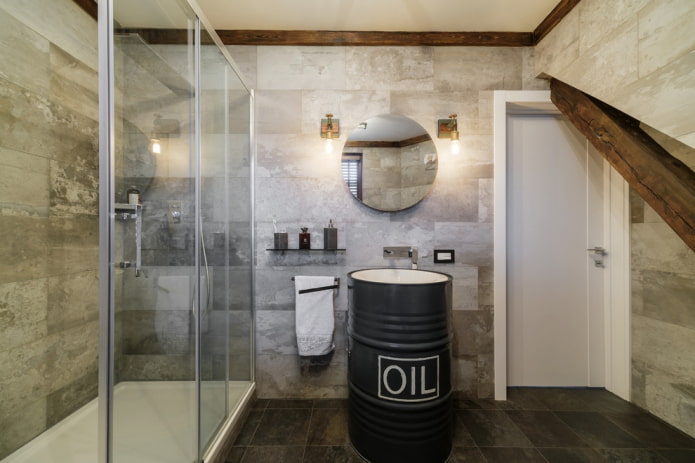 Azulejos en el interior del baño en estilo loft.