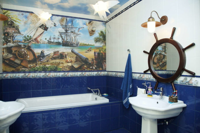 Azulejos en el interior del baño en estilo marino.