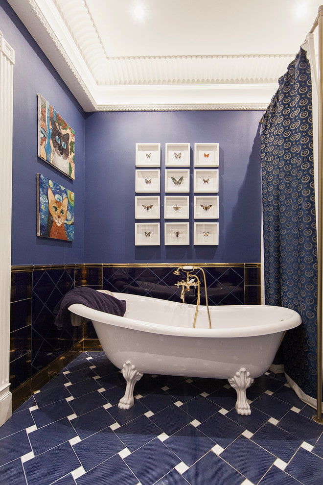 Azulejos con decoración en el interior del baño.