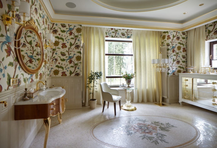 Paneles de azulejos en el interior del baño.