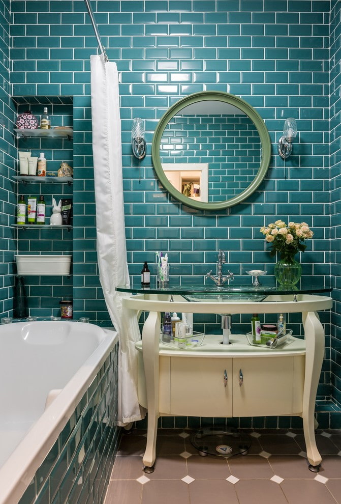 Decoración de cerdo con azulejos en el interior del baño.