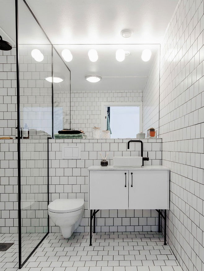 Azulejos blancos en el interior del baño.