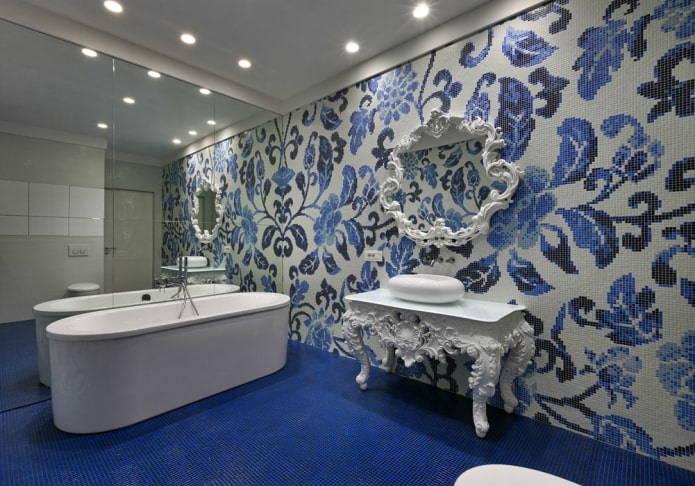 Azulejos estampados en el interior del baño.