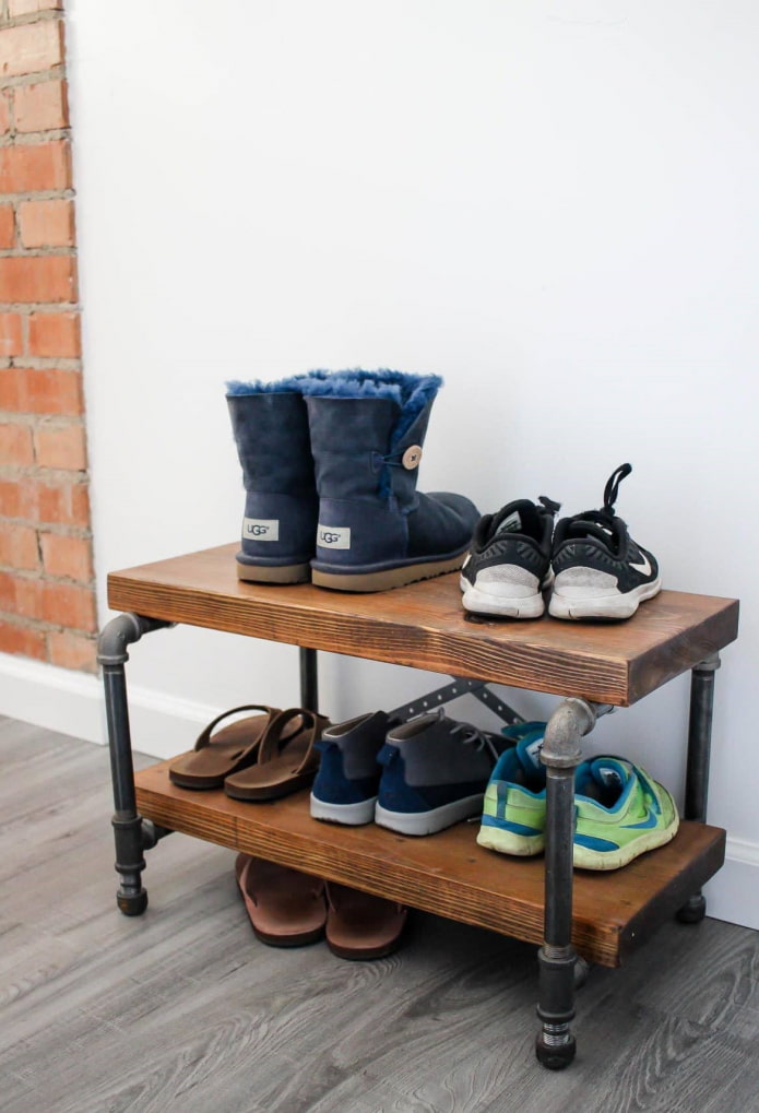 rack ng sapatos sa loob ng hallway sa istilong loft