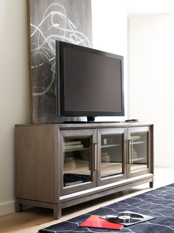 Mueble de TV con puertas de vidrio en el interior.