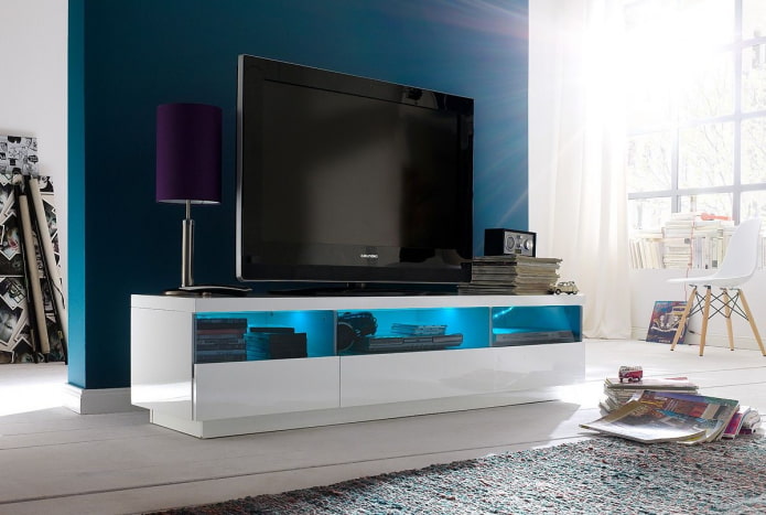 Mueble de TV con iluminación en el interior.