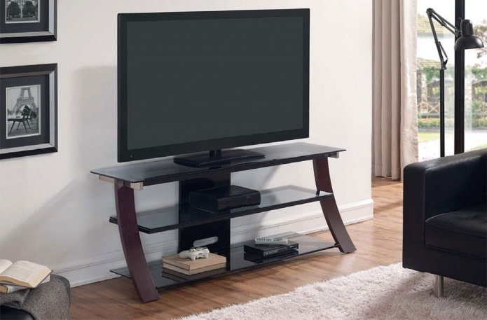 Mueble de TV con estantes en el interior.