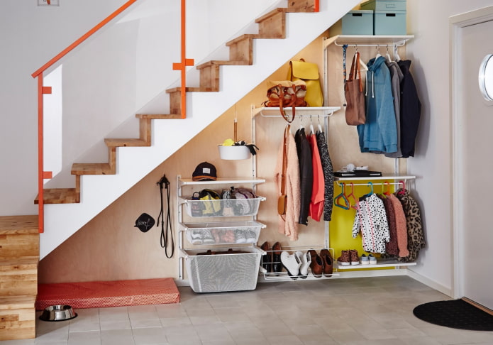 estantes debajo del tramo de escaleras en el interior