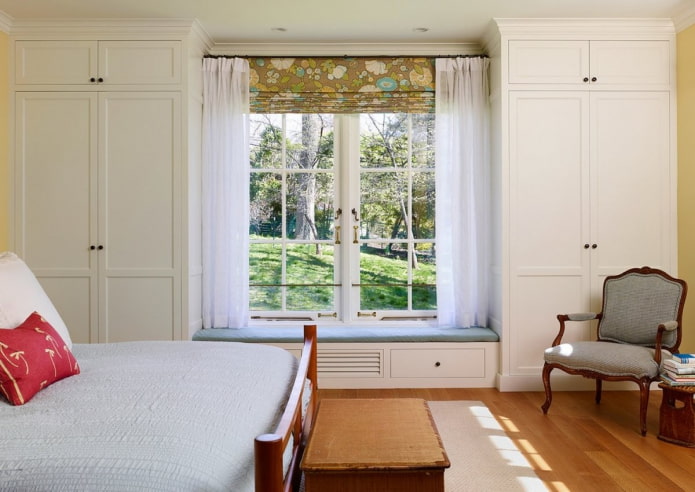 casilleros alrededor de la ventana en el interior del dormitorio