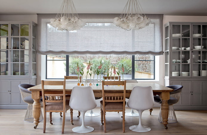 Armarios cerca de la ventana en el interior del comedor.